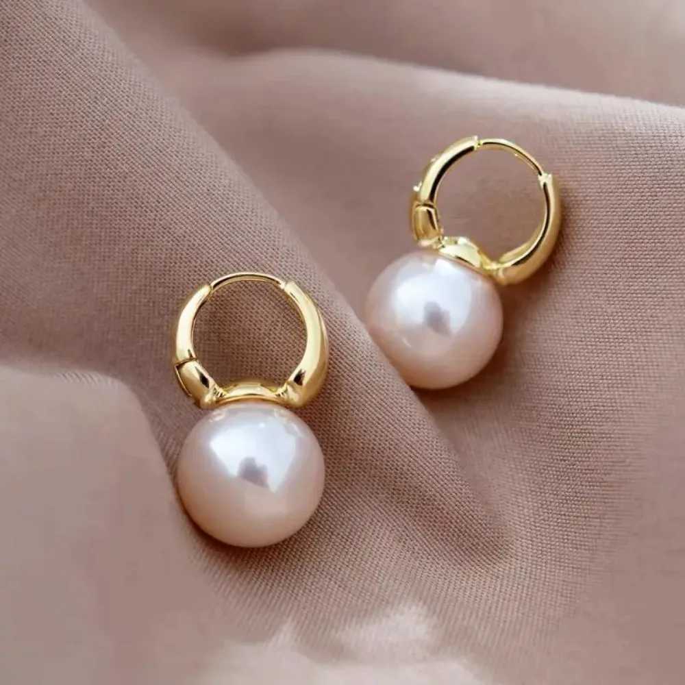 New imitation pearl hoop earrings for women fashionable mini style copper ear buckle light luxurious wedding earring accessories W241023
