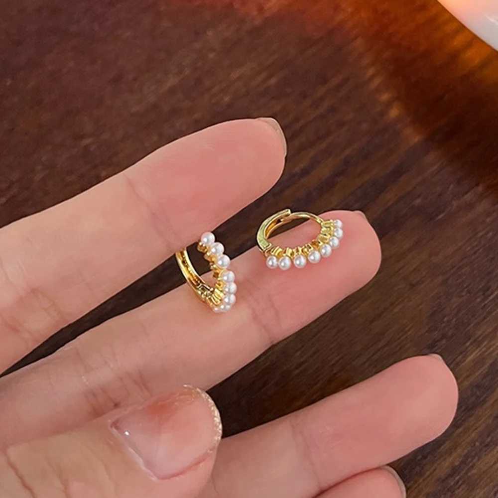 Elegant round pearl ring earrings suitable for women simple temperature white beads round retro ear loops fashionable jewelry accessories W241023