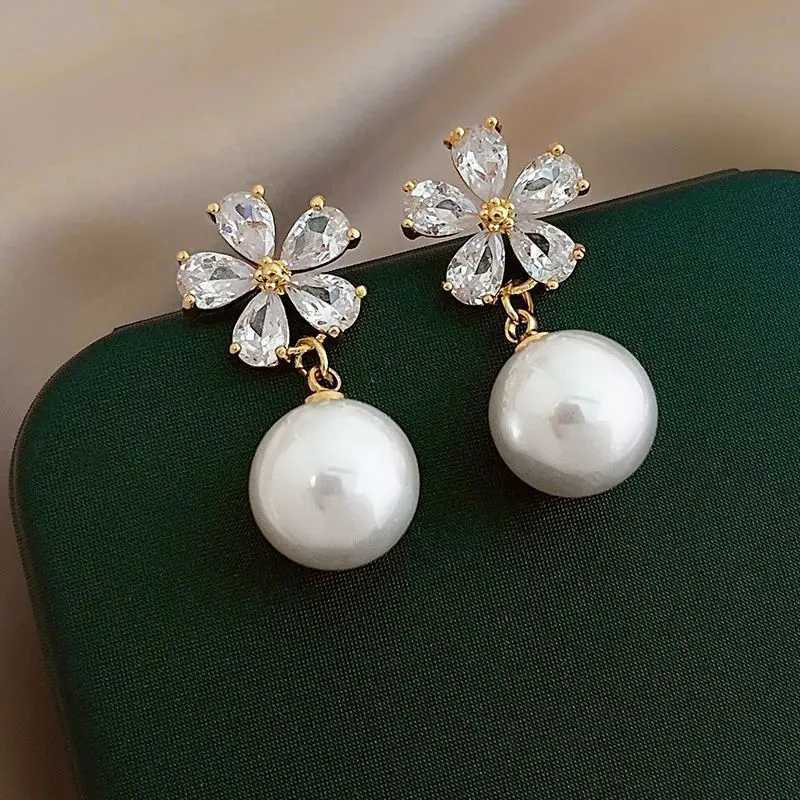 Korean exquisite crystal zircon flower pearl stud earrings suitable for womens elegant and warm wedding earrings fashionable jewelry W241023