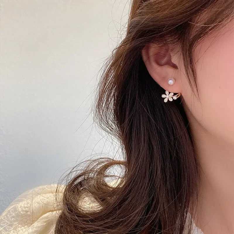 2024 New Korean Luxury Imitation Pearl Flower Stud Earrings Womens Fashion Crystal Elegant Jewelry Party Gifts W241023