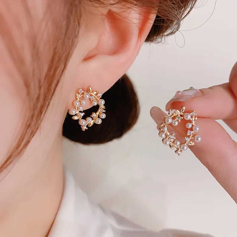 Tren Crystal imitation pearl wreath earrings Korean womens gold metal flower round earrings jewelry gifts W241023