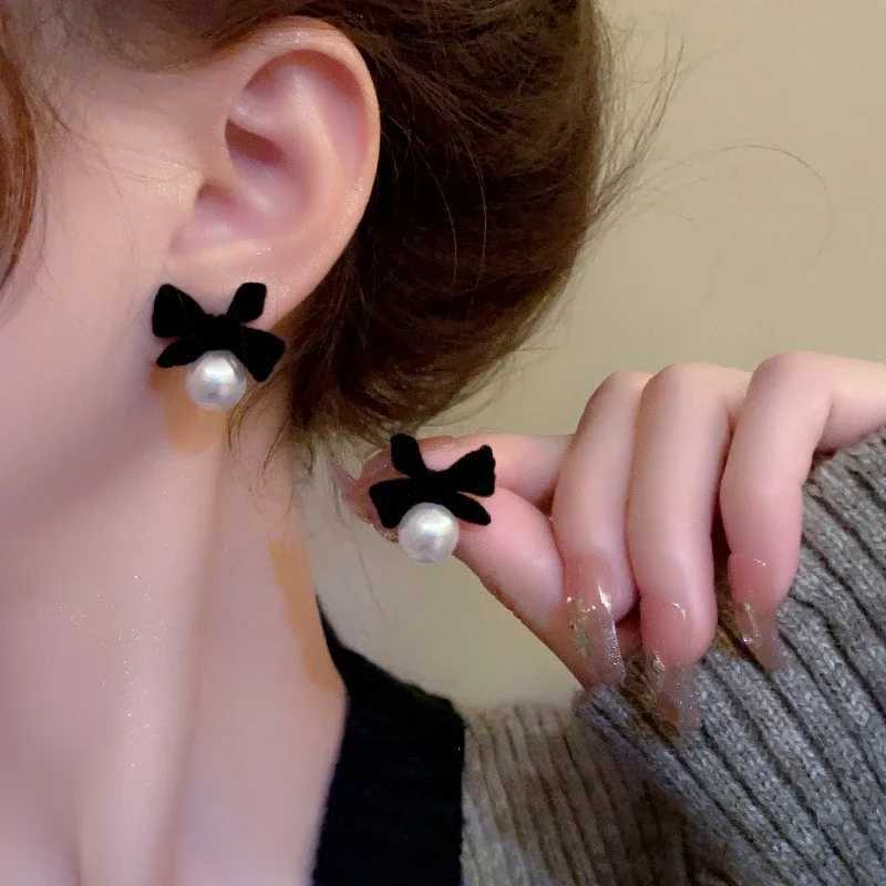 Sweet Black Velvet Bow Imitation Pearl Stud Earrings for Women New Fashion Trend Elegant Gentle and Gentle Birtay Gifts for Girls W241023