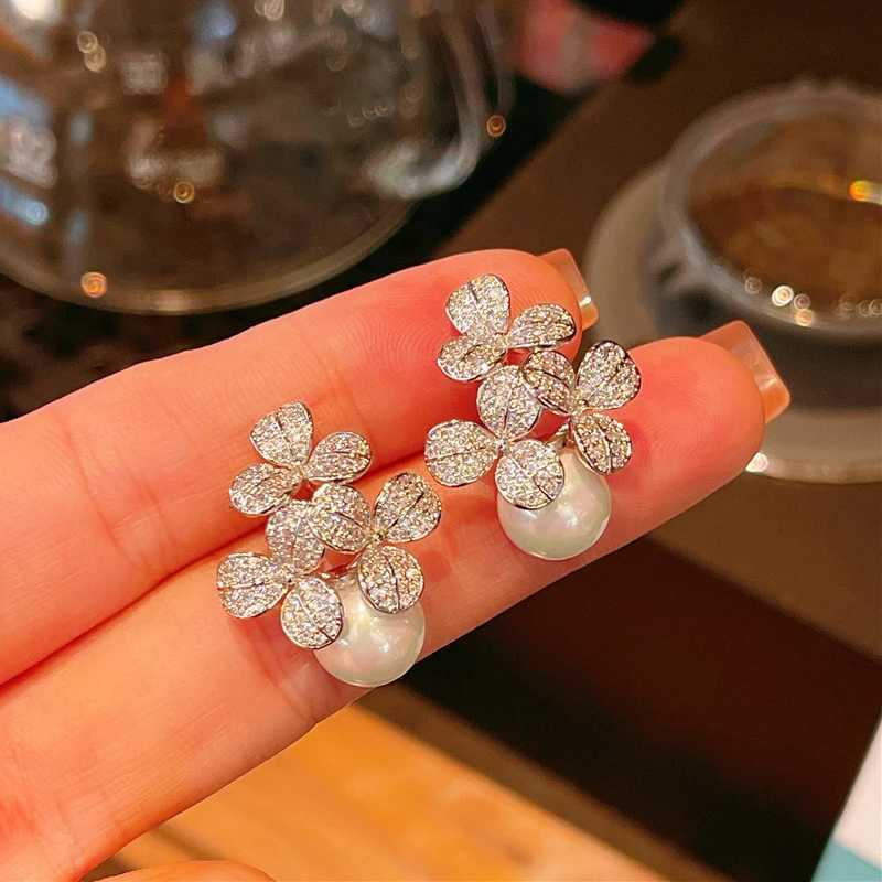 Huitan Luxury Flower Earrings with Imitation Pearl Exquisite New Earrings Suitable for Womens Wedding Parties Temperature Womens Jewelry W241023