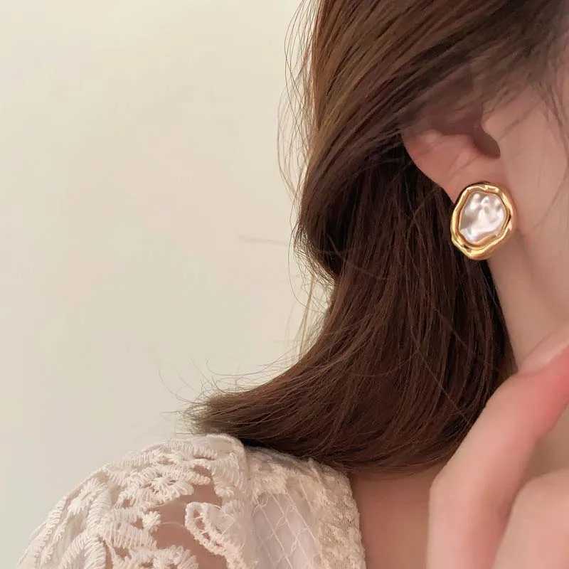 2024 new metal irregular pearl earrings suitable for womens elegance gold silver geometric figure earrings W241023