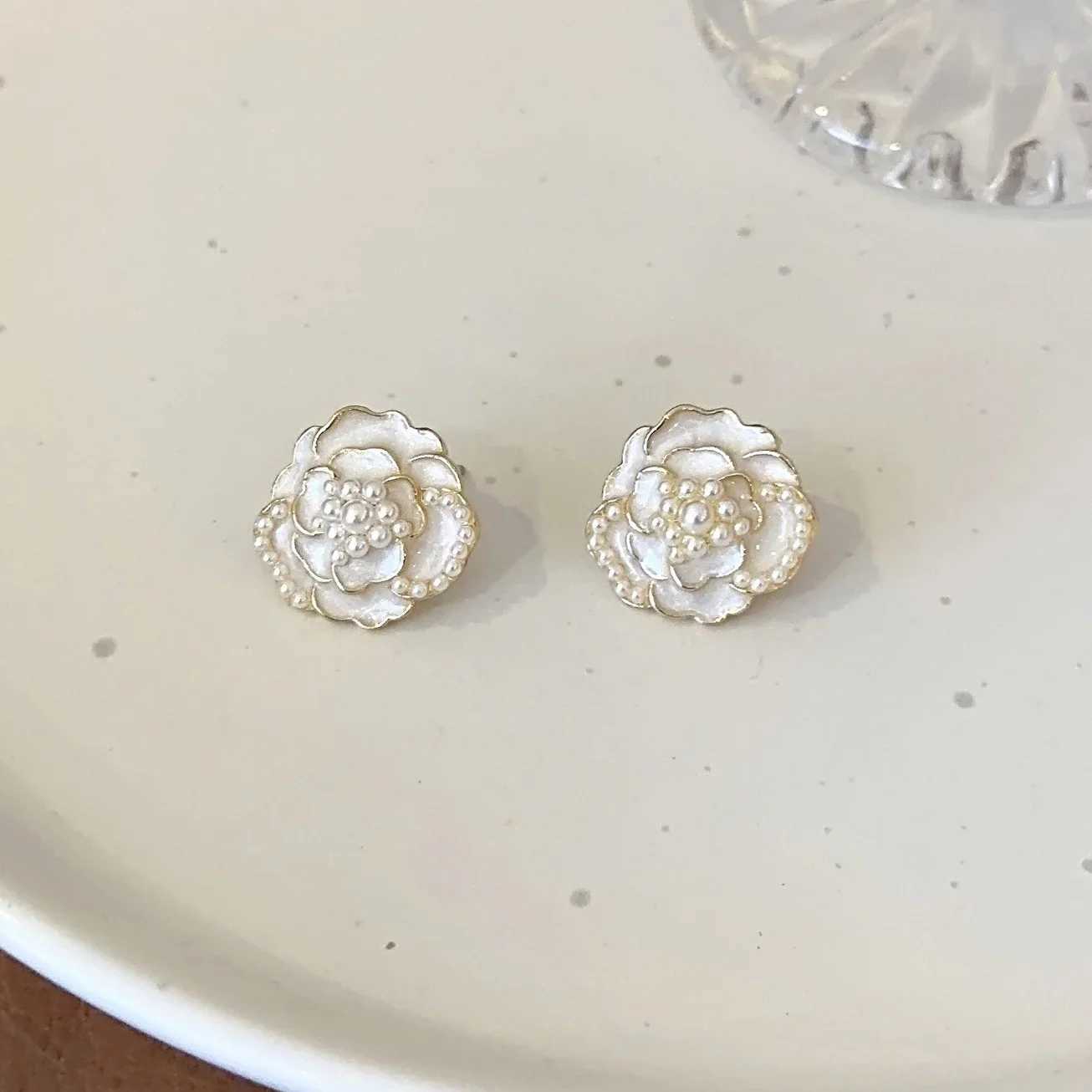 Enamel Black White Color Camellia Imitation Pearl Stud Earring for Women Temperament Jewelry Christmas Girlfriend GiftX241023