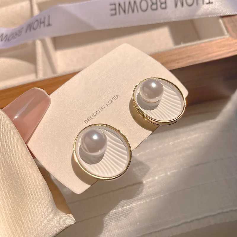 Trend White Enamel Shell Imitation Pearl Stud Earrings for Women Exquisite Geometry Ear Jewelry Accessory Wholesale Girl GiftX241023