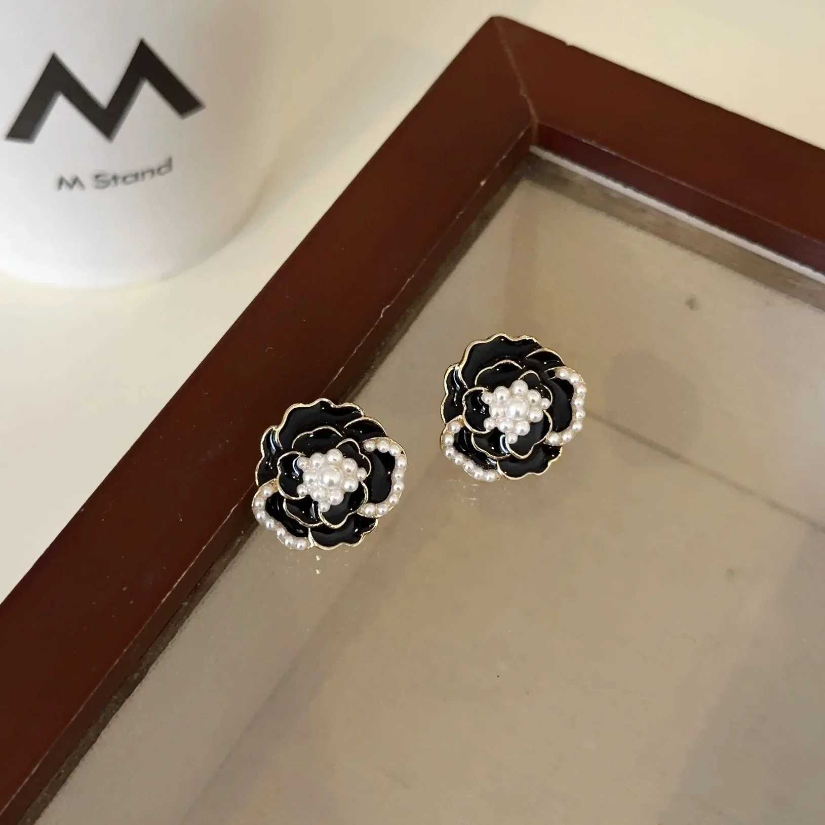 Enamel Black White Color Camellia Imitation Pearl Stud Earring for Women Temperament Jewelry Christmas Girlfriend GiftX241023