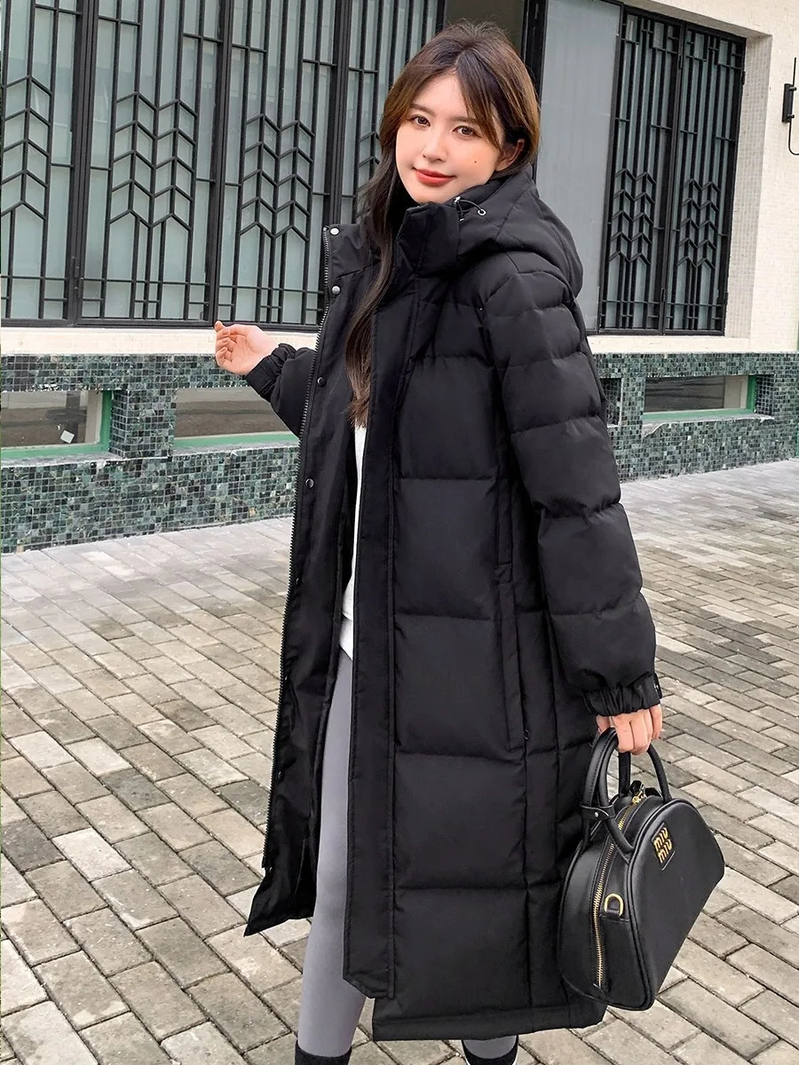 Thick white duck hoodies on the mid knee of a couple in winter 241023