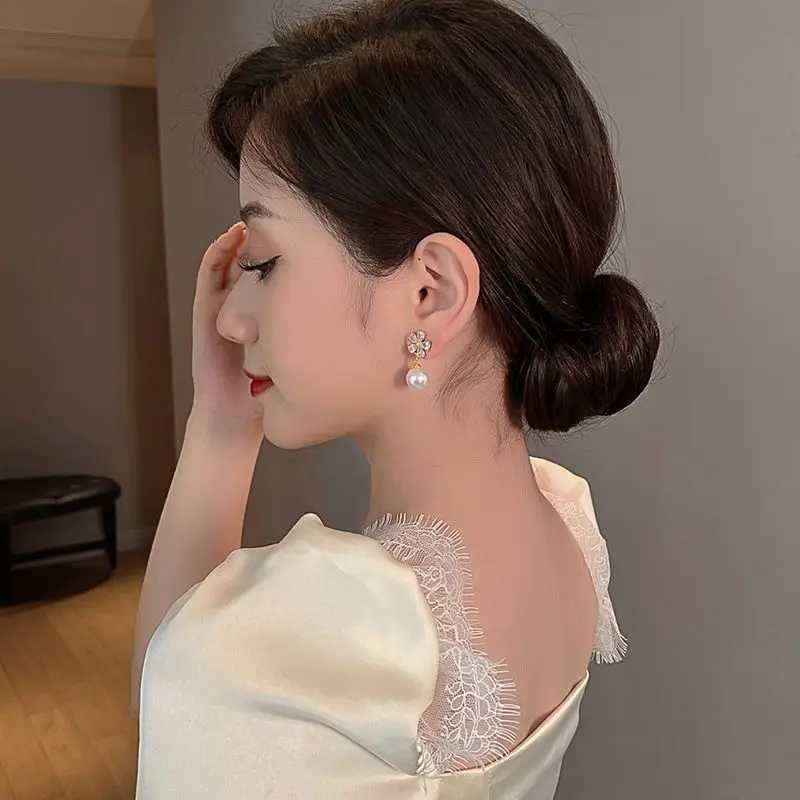 Korean exquisite crystal zircon flower pearl stud earrings suitable for womens elegant and warm wedding earrings fashionable jewelry W241023