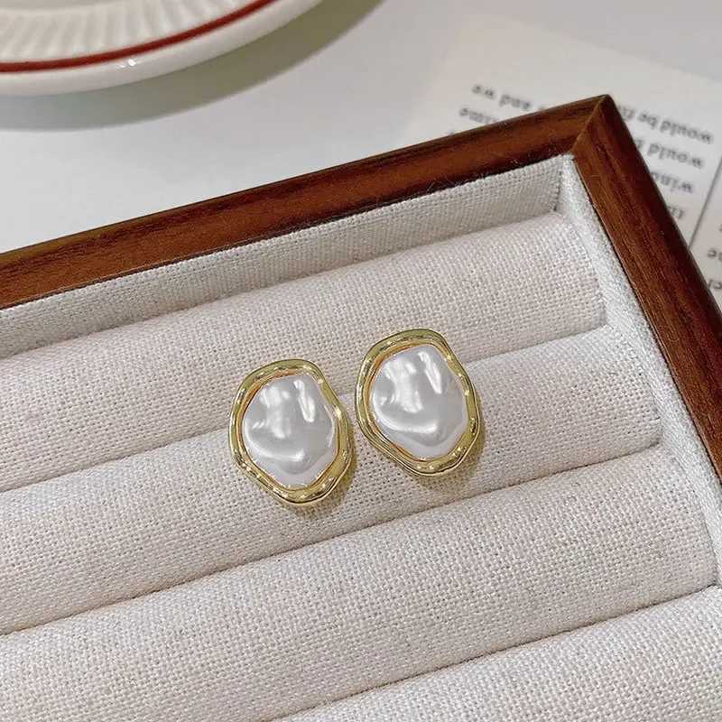 Geometric irregular round pearl earrings suitable for women unusual irregular gold metal side earrings Bohemian Tren jewelry gift W241023