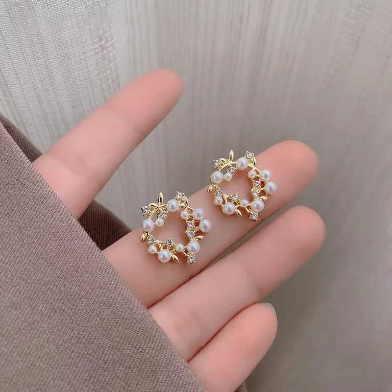 Tren Crystal imitation pearl wreath earrings Korean womens gold metal flower round earrings jewelry gifts W241023
