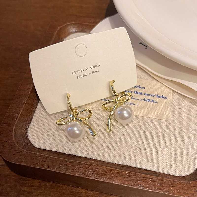 2024 New Tren Silver Pearl Bow Womens Pendant Earrings Mini Metal Asymmetric Earrings Jewelry Valentines Day Gift W241023
