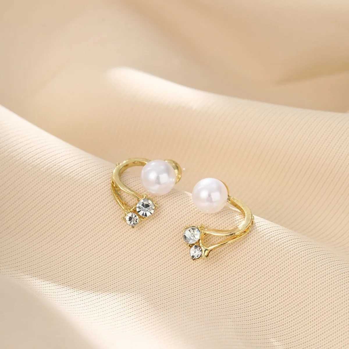 2 pieces of imitation pearl geometric metal earrings simple and elegant glass rhinestones gold alloy womens fashionable jewelry W241023