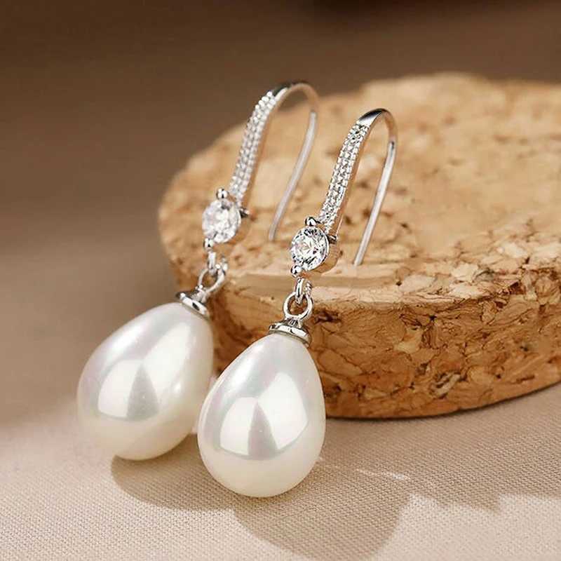 Simple and elegant droplet simulated pearl pendant earrings suitable for womens engagements weddings parties fashionable jewelry earrings gifts W24102