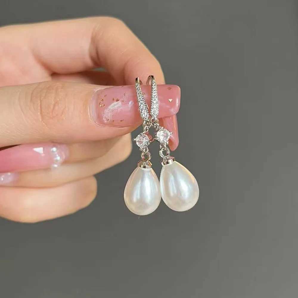 Simple and elegant droplet simulated pearl pendant earrings suitable for womens engagements weddings parties fashionable jewelry earrings gifts W24102