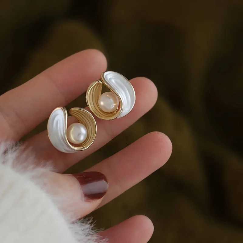 2024 Korean Elegant Cute Shell Pearl Stud Earrings For Women Girls Irregular Metal Circle Brincos Jewelry GiftsX241023