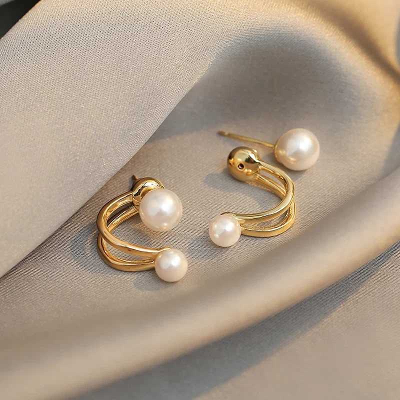 New retro light luxury pearl stud earrings Korean simple jewelry Christmas party girl temperature set W241023