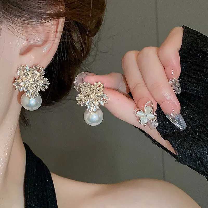 Light luxury imitation pearl earrings womens fashionable zircon crystal earrings snowflake stud earrings party wedding jewelry W241023