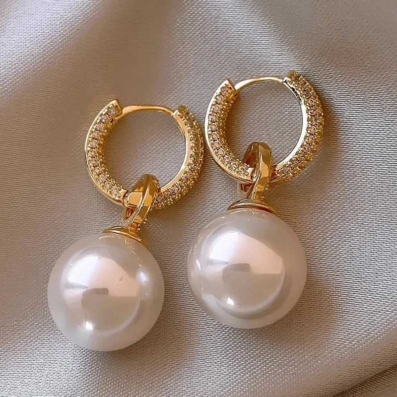 Silver plated pearl zircon earrings suitable for womens party gifts round temperature banquet jewelry W241023