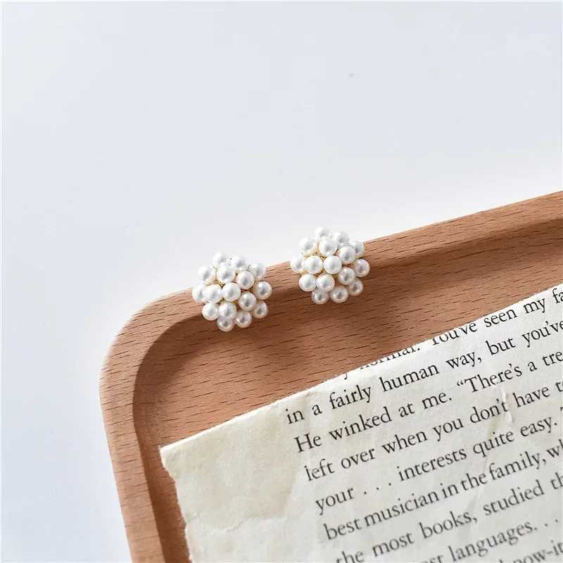 White Flower Pearl Earrings for women Simple Small Korean Stud Earrings Zinc Alloy Cute Brincos Wedding Party Fashion JewelryX241023
