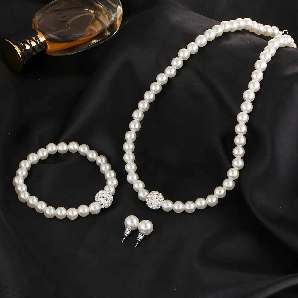 Vintage Simple Artificial Pearl Necklace Earrings Jewelry Set Suitable for Womens Temperature Regent Crystal Necklace Banquet and Wedding Decoration W