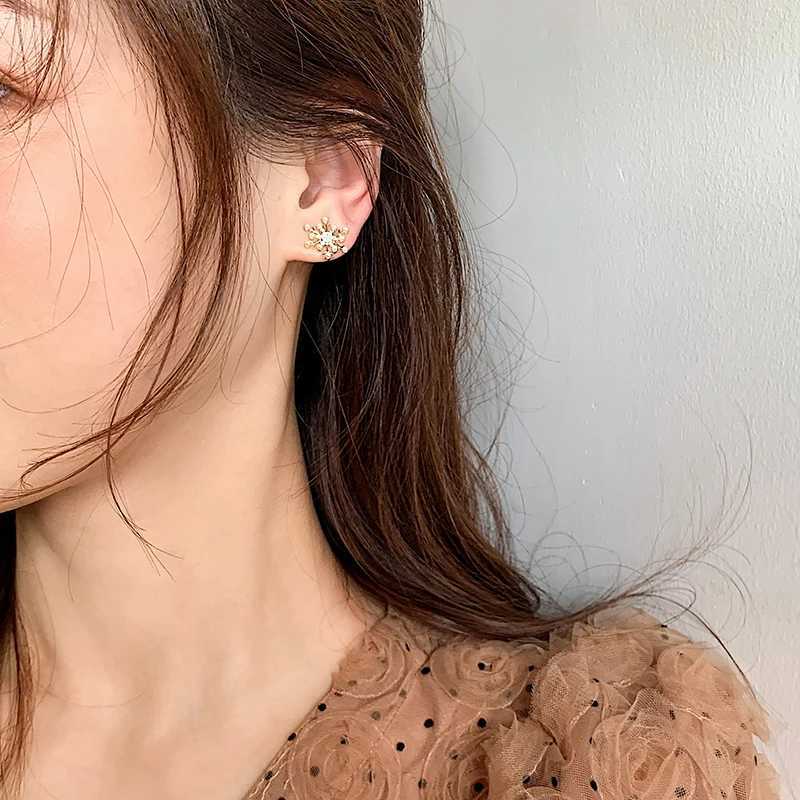 Winter Exquisite Pearl Snowflake Shape Golden Girls Earrings Elegant Accessories Korean Fashion Jewelry Sweet Earrings For WomanX241023