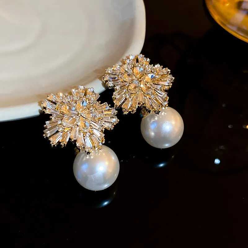 Light luxury imitation pearl earrings womens fashionable zircon crystal earrings snowflake stud earrings party wedding jewelry W241023