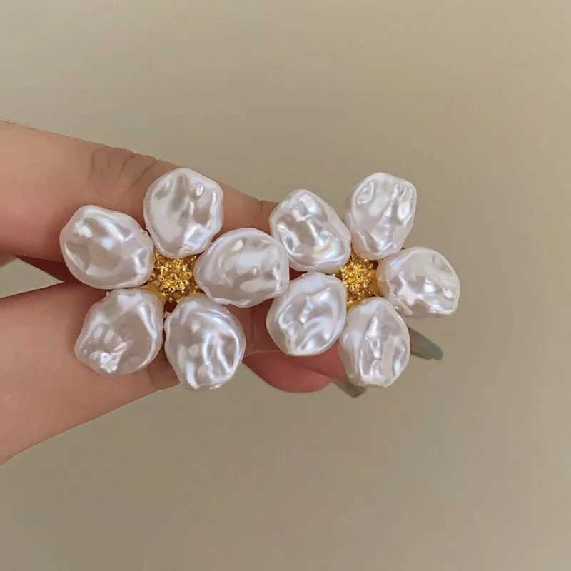 lrregular White Pearl Flower Earrings for Women Girl sweet Romantic Gold Color Bead Petal Ear Stud Wedding lewelry Gift 2024 NewX241023