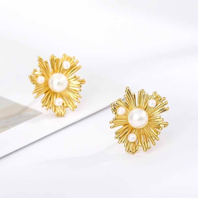 Stainless steel geometric pearl earrings for women fashionable gold earrings perforated elegant La Jewelry gift pendant W241023