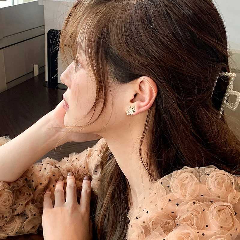 Winter Exquisite Pearl Snowflake Shape Golden Girls Earrings Elegant Accessories Korean Fashion Jewelry Sweet Earrings For WomanX241023