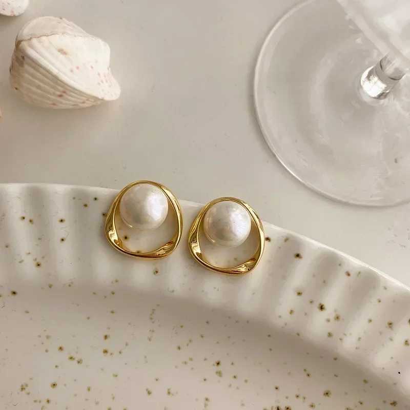 Imitation Pearl Womens Earrings Golden Round Stud Earrings Korean Exquisite Irregular Design Unusual 2023 Fashion Jewelry W241023