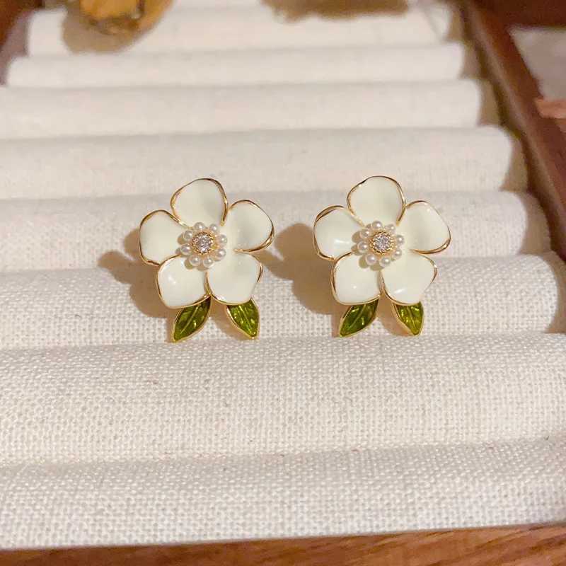 Trendy Cute White Flower Stud Earrings for Women Girls Enamel Oil Camellia Green Leaf Crystal Imitation Pearl Earrings JewelryX241023