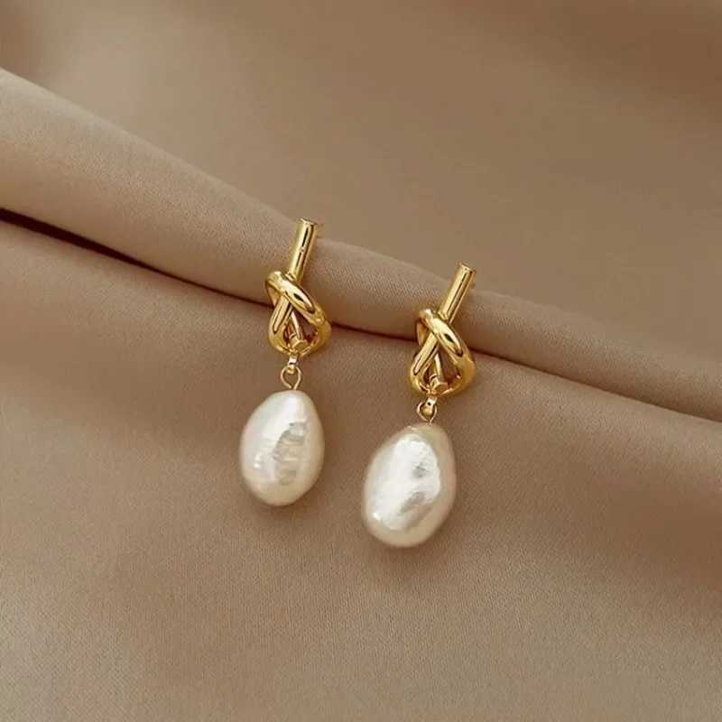 2023 New France Elegant Golden Pea Spld Flat Pearl Earrings Suitable for Korean Fashion Jewelry Party Womens Sweet Dress W241023