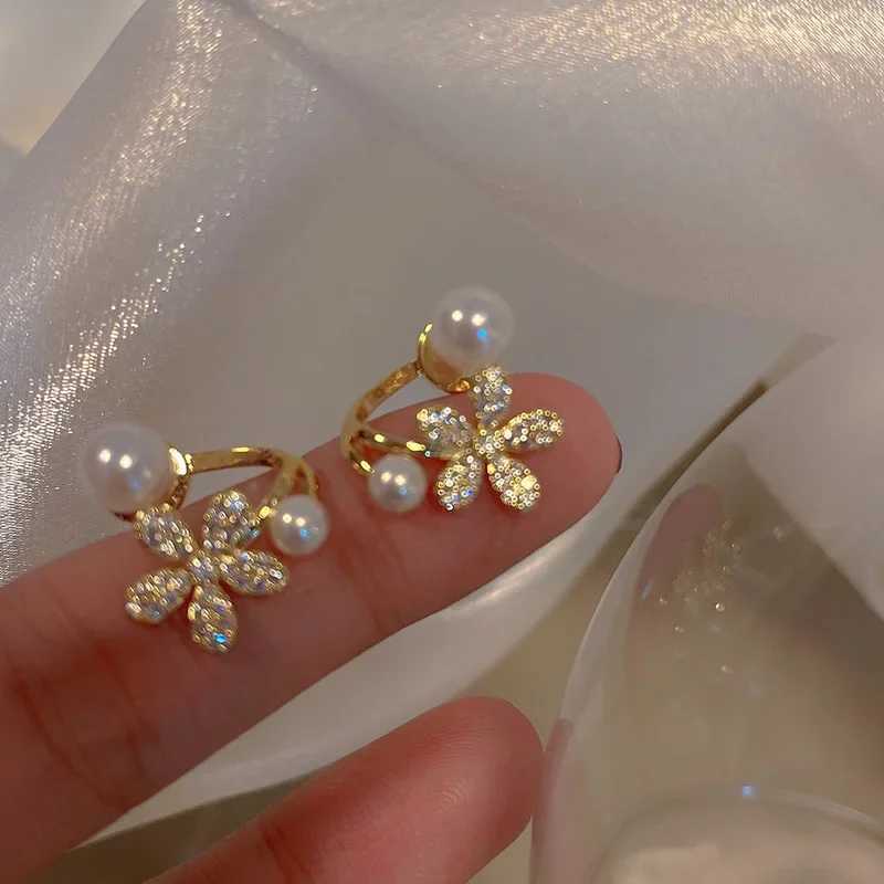2024 New Korean Luxury Imitation Pearl Flower Stud Earrings Womens Fashion Crystal Elegant Jewelry Party Gifts W241023