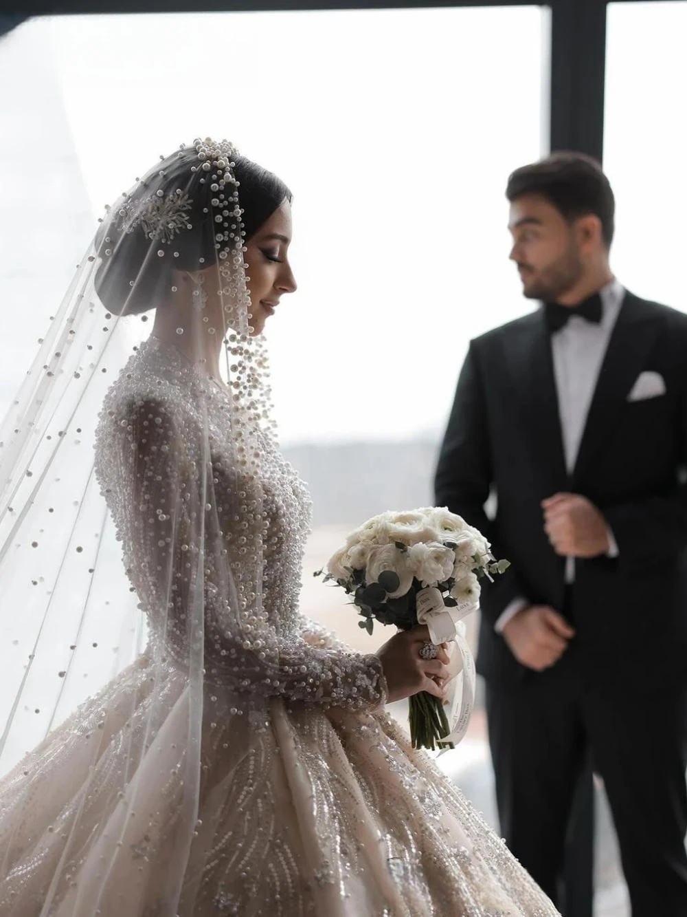 Glamorous More Pearls Wedding Dresses Sequins Bride Gown V Neck Long Sleeve Bridal Dress Sweep Train Custom Made Vestidos De Novia