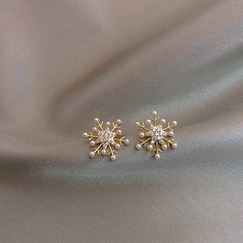 Winter Exquisite Pearl Snowflake Shape Golden Girls Earrings Elegant Accessories Korean Fashion Jewelry Sweet Earrings For WomanX241023