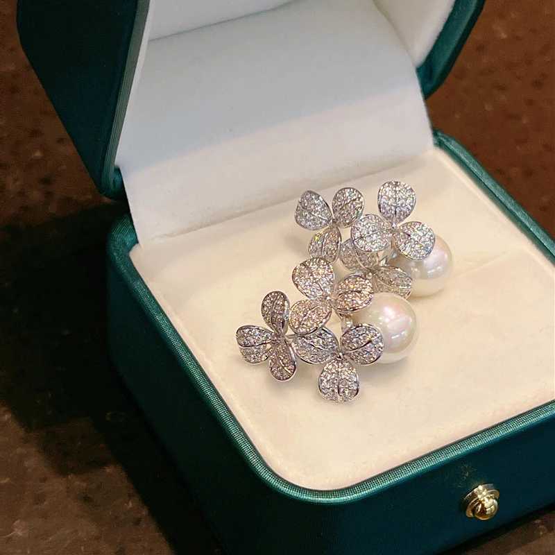 Huitan Luxury Flower Earrings with Imitation Pearl Exquisite New Earrings Suitable for Womens Wedding Parties Temperature Womens Jewelry W241023