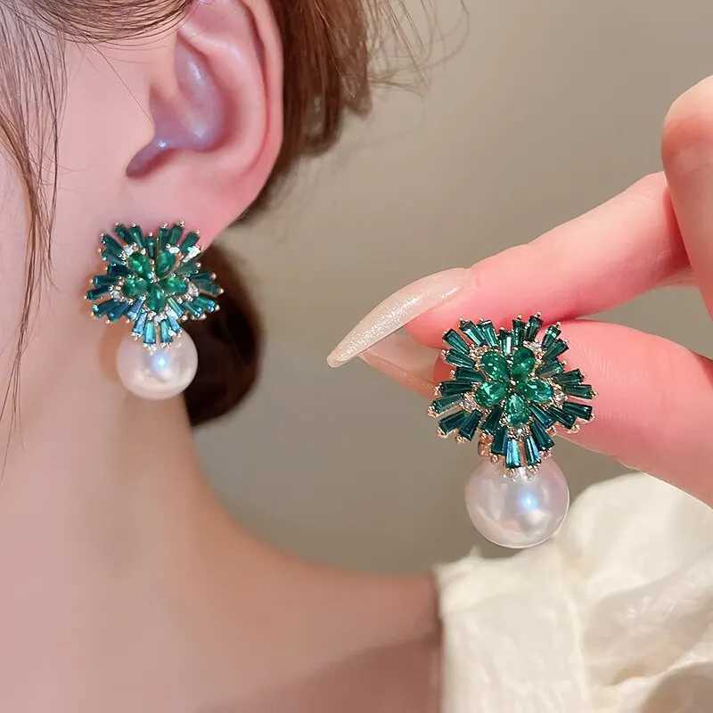 Light luxury imitation pearl earrings womens fashionable zircon crystal earrings snowflake stud earrings party wedding jewelry W241023
