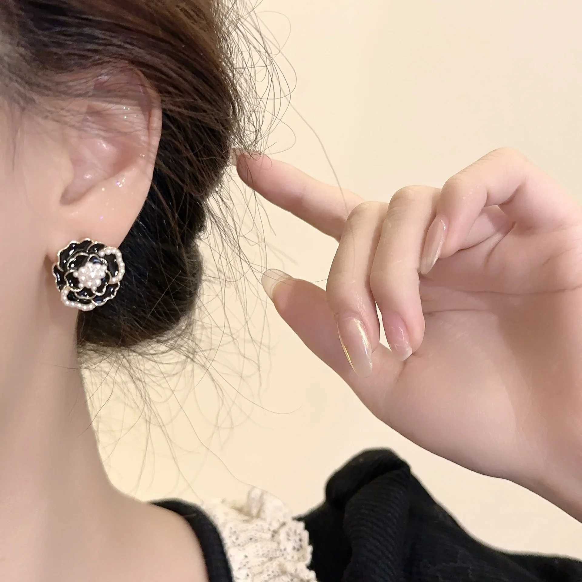 Enamel Black White Color Camellia Imitation Pearl Stud Earring for Women Temperament Jewelry Christmas Girlfriend GiftX241023