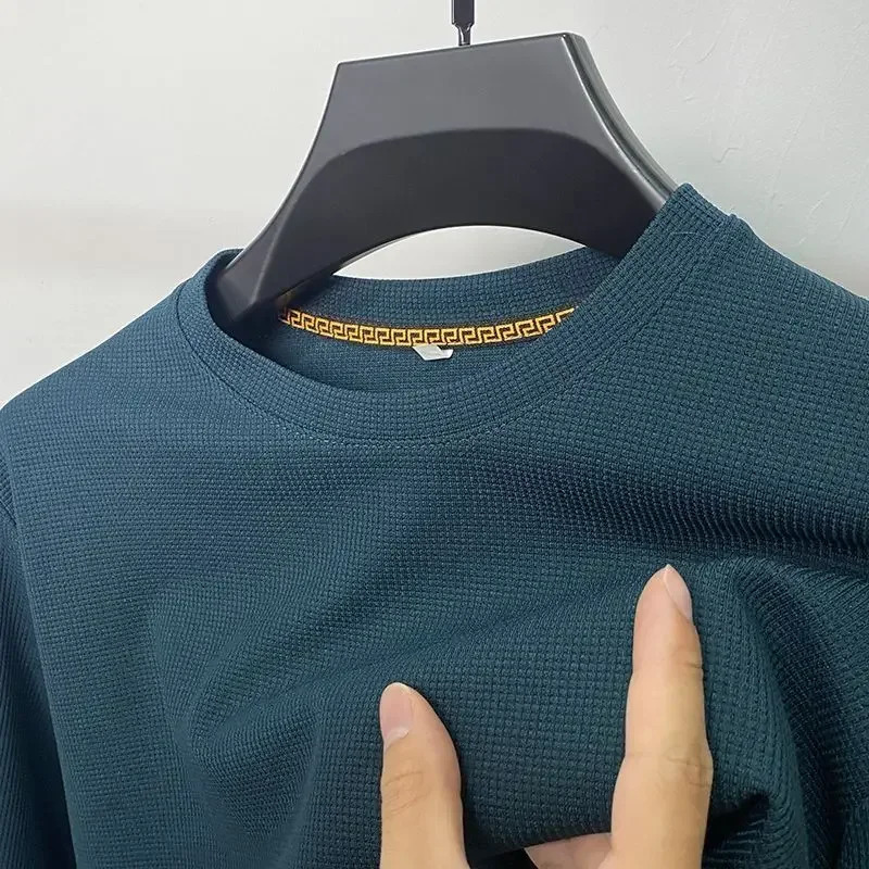 Mens casual waffle round neck long sleeved T-shirt breathable comfortable fashionable long sleeved top 241024
