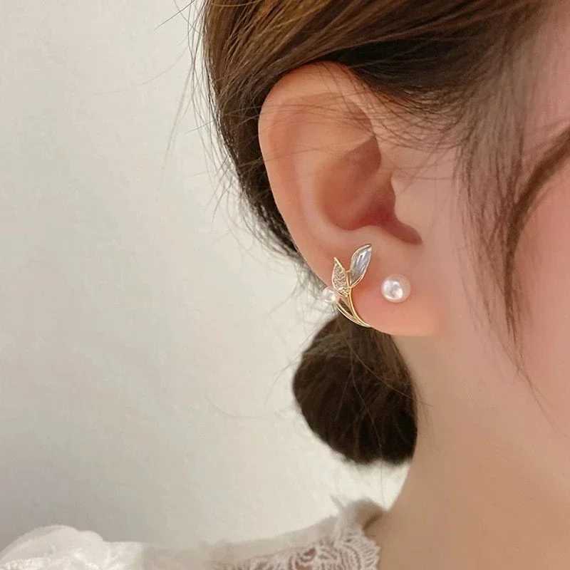 Korean retro imitation pearl crystal earrings suitable for womens jewelry high-end luxury zircon flower butterfly stud earrings W241023