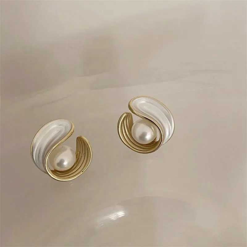 2024 Korean Elegant Cute Shell Pearl Stud Earrings For Women Girls Irregular Metal Circle Brincos Jewelry GiftsX241023