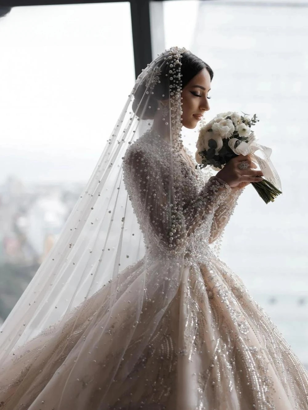 Glamorous More Pearls Wedding Dresses Sequins Bride Gown V Neck Long Sleeve Bridal Dress Sweep Train Custom Made Vestidos De Novia