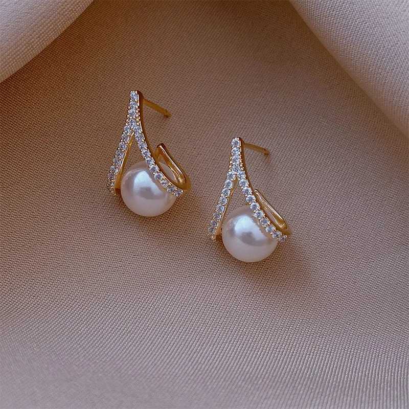 White imitation pearl crystal rhinestone stud earrings suitable for women new people Terence jewelry wholesale girlfriend gifts W241023