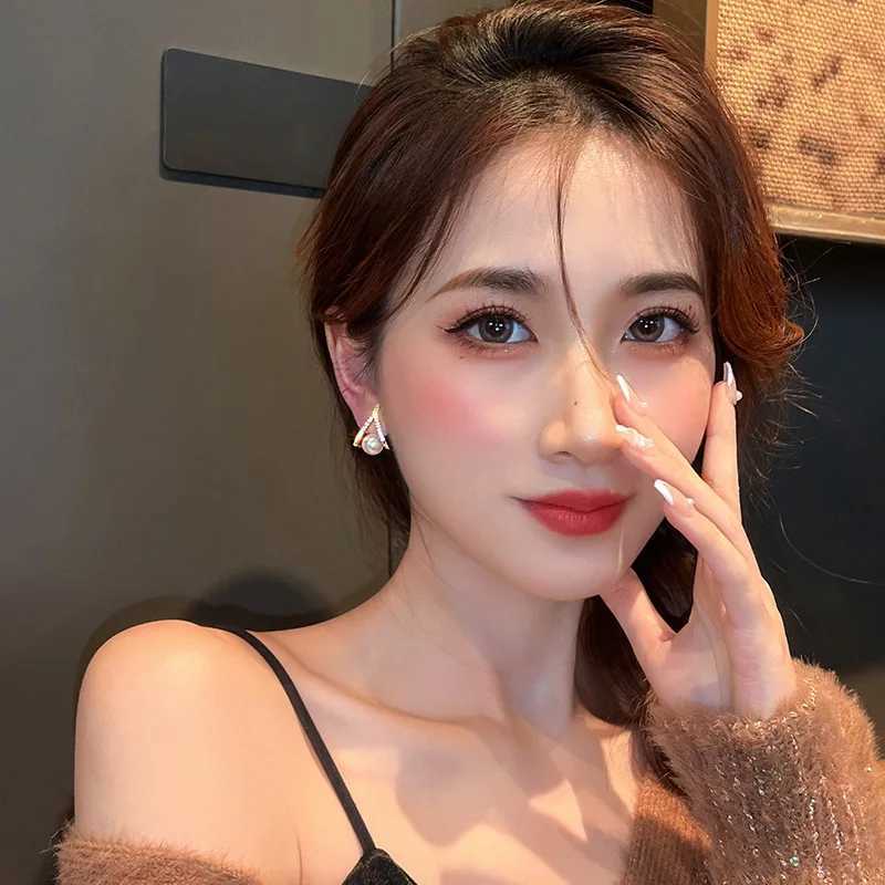 White imitation pearl crystal rhinestone stud earrings suitable for women new people Terence jewelry wholesale girlfriend gifts W241023