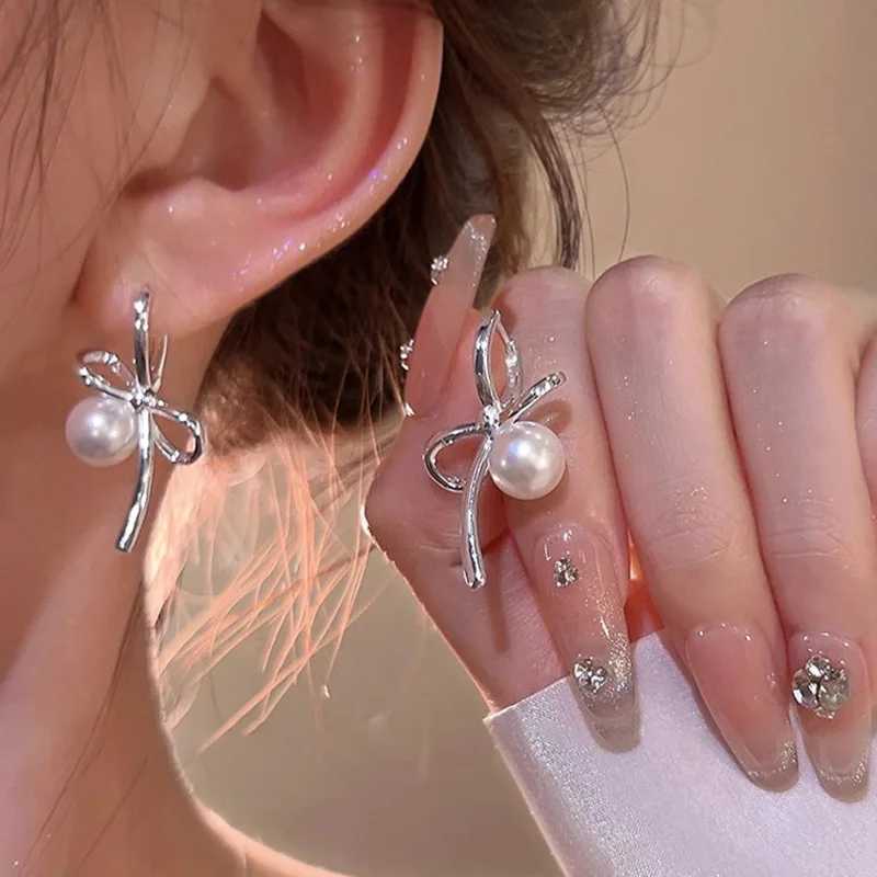 2024 New Tren Silver Pearl Bow Womens Pendant Earrings Mini Metal Asymmetric Earrings Jewelry Valentines Day Gift W241023