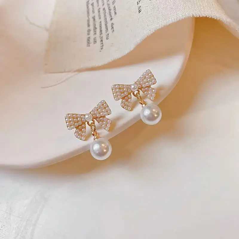 Sweet Girl Earrings Are Thin Pearl Bow Earrings Fashion New Temperament Net Red French Earrings Womens Clothing Sales OorbellenX241023