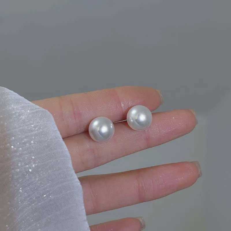 2024 Korean white simulated pearl earrings suitable for women simple round pearl temperature earrings wedding party jewelry W241023