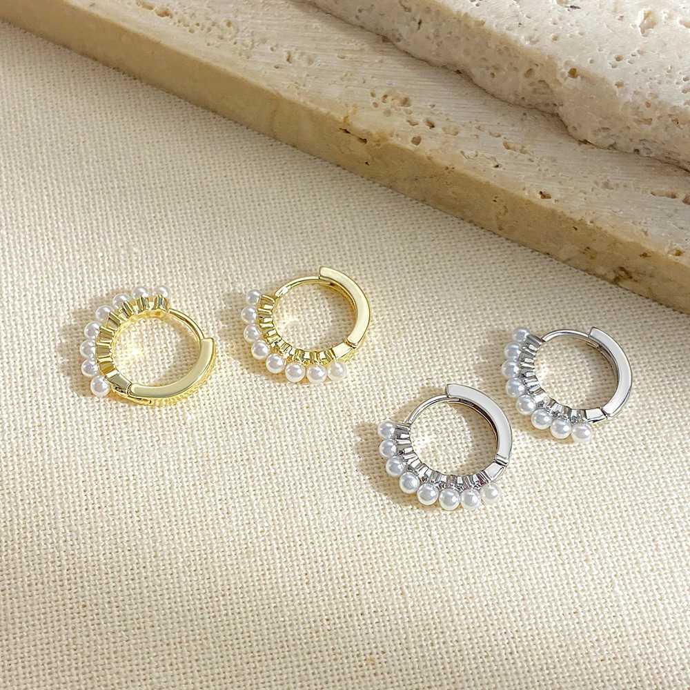 Elegant round pearl ring earrings suitable for women simple temperature white beads round retro ear loops fashionable jewelry accessories W241023