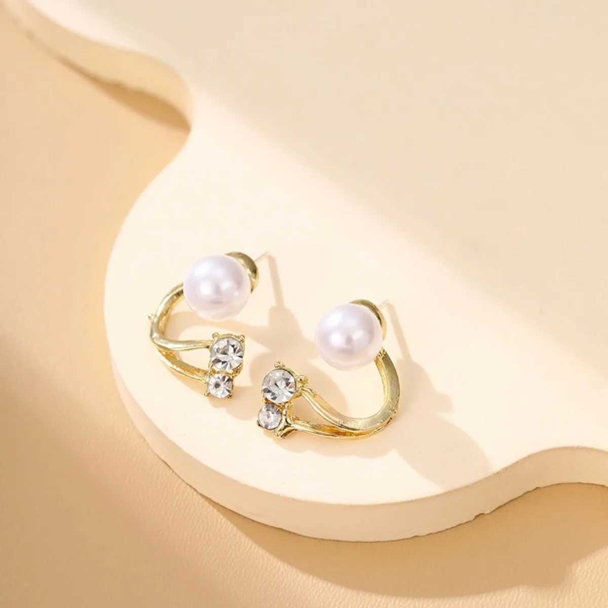 2 pieces of imitation pearl geometric metal earrings simple and elegant glass rhinestones gold alloy womens fashionable jewelry W241023